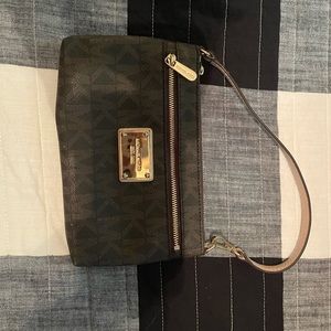 Michael Kors wristlet- in great condition